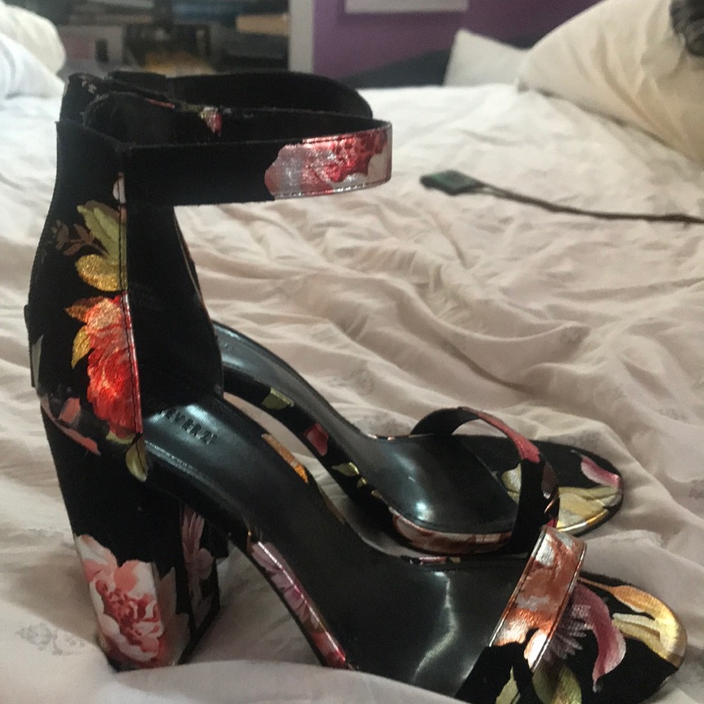 Size 8.5 - Picture 4 of 4